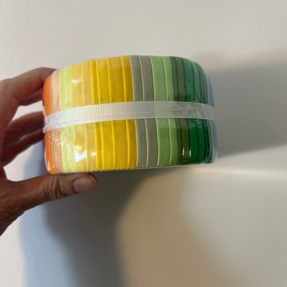 Craft Bunch Threadsmith Jelly Roll Fabric Strips 40pc 2.5x44 100% Cotton Rainbow - Picture 4 of 5